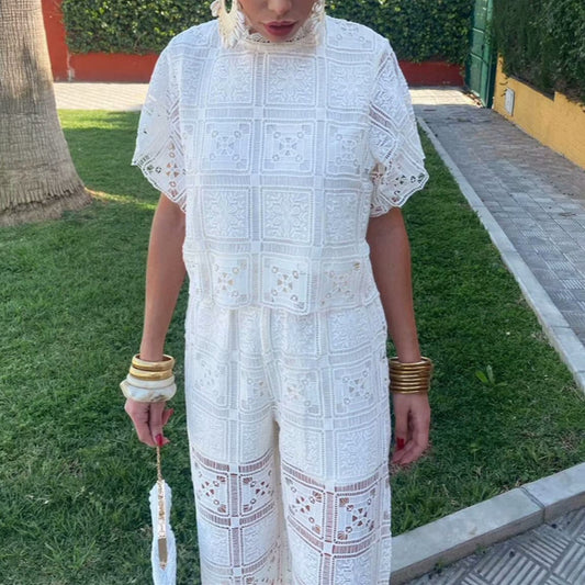 ensemble raffiné à broderie ajourée et coupe droite